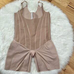 NWOT Spanx Open Bust Mid Thigh Body Suit Size 1x